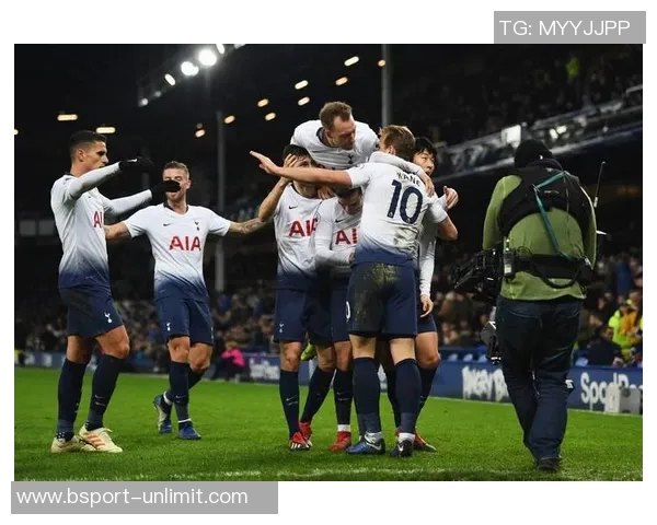 欧联杯激战阿森纳与曼城战平争议判罚引发全场热议